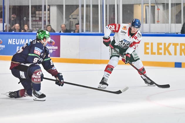 Dolomitencup 2026; Eisbären Berlin - Augsburger Panther; 23.08.2026 NEUMARKT, ITALY - 23. AUGUST: im Duell Gabriel FONTAINE (Eisbären Berlin 97) und Philipp KRAUß (Augsbuger Panther 20) während dem Testspiel zwischen den Eisbären Berlin und den Augsburger Panthern beim Dolomitencup in der Würth Arena Neumarkt *** Dolomites Cup 2026: Eisbären Berlin vs. Augsburger Panther, August 23, 2026, NEUMARKT, ITALY, AUGUST 23: A showdown between Gabriel FONTAINE of the Eisbären Berlin ’97 and Philipp KRAUß of the Augsburger Panther 20 during the exhibition game between the Eisbären Berlin and the Augsburger Panther at the Dolomiten Cup in the Würth Arena in Neumarkt Copyright: xBEAUTIFULxSPORTS Goldbergx