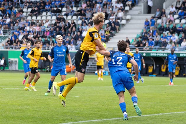 Münster, Deutschland 23. August 2026: DFB-Pokal - 2026 2027 - 1. Runde - SV Westfalia Rhynern gegen SG Dynamo Dresden Im Bild: v. li. im Zweikampf Vincent Vermeij (SGD) und Keanu Diskau (S.V) DFL DFB regulations prohibit any use of photographs as image sequences and or quasi-video. LVM-Preußenstadion Nordrhein Westfalen *** Münster, Germany August 23, 2026 DFB Cup 2026–2027 First Round SV Westfalia Rhynern vs. SG Dynamo Dresden Pictured from left in a tackle: Vincent Vermeij (SGD) and Keanu Diskau (SV DFL). DFB regulations prohibit any use of photographs as image sequences and or quasi-video. LVM Preußenstadion, North Rhine-Westphalia Copyright: xFotostandx xZeisingx