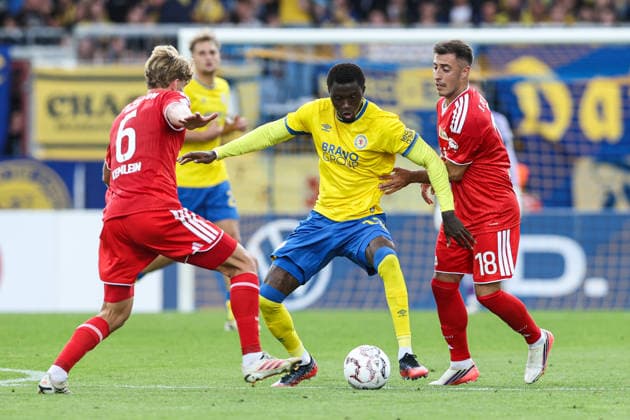 Aaron Opoku (Eintracht Braunschweig,17) gegen Aljoscha Kemlein (1. FC Union Berlin,6) und Josip Juranovic (1. FC Union Berlin,18) - 1. Hauptrunde DFB Pokal Saison 2026-2027 Eintracht Braunschweig vs. 1. FC Union Berlin im Eintracht Stadion in Braunschweig - Aktion,Fußball,Mann,Männer,Deutschland,23.08.2026 *** Aaron Opoku (Eintracht Braunschweig), 17, vs. Aljoscha Kemlein (1. FC Union Berlin), 6, and Josip Juranovic (1. FC Union Berlin),18, 1st round of the DFB Cup, 2026–2027 season, Eintracht Braunschweig vs. 1 FC Union Berlin at the Eintracht Stadium in Braunschweig; action, soccer, man, men, Germany, August 23, 2026