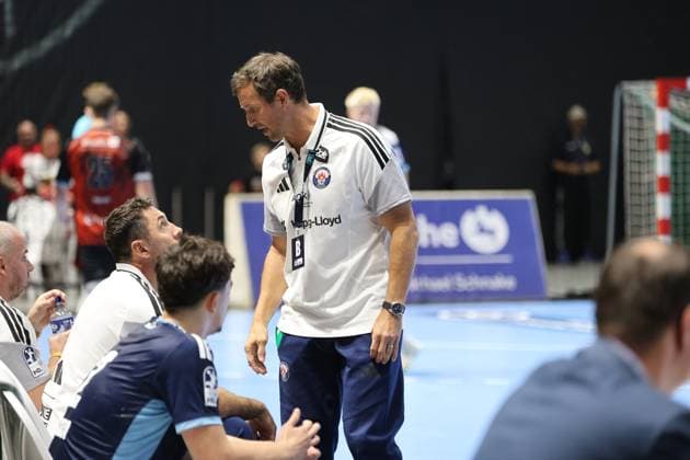 Torsten Jansen, Cheftrainer des HSV Hamburg, steht an der Seitenlinie in der Volkswagen Halle Braunschweig und spricht auf sitzende Spieler ein. Im Hintergrund sind Spieler von MTV Braunschweig zu erkennen. Torsten Jansen (HSV Hamburg) gibt Anweisungen an der Seitenlinie *** Torsten Jansen, head coach of HSV Hamburg, stands on the sidelines at the Volkswagen Halle in Braunschweig and speaks to the seated players. In the background, players from MTV Braunschweig can be seen. Torsten Jansen of HSV Hamburg gives instructions on the sidelines. Copyright: xspeedshotx