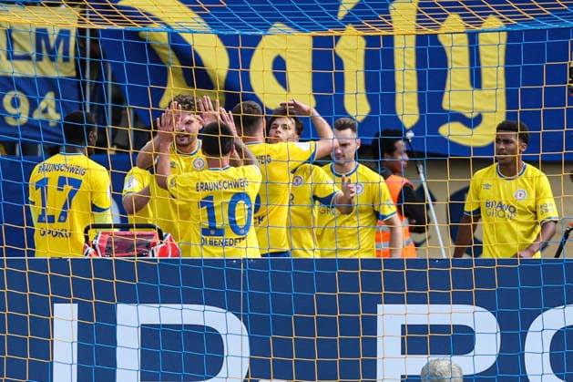 Torjubel - Torschütze Max Marie (Eintracht Braunschweig,15) trifft zum 2-1 - 1. Hauptrunde DFB Pokal Saison 2026-2027 Eintracht Braunschweig vs. 1. FC Union Berlin im Eintracht Stadion in Braunschweig - Aktion,Fußball,Mann,Männer,Deutschland,23.08.2026 *** Goal celebration: Scorer Max Marie of Eintracht Braunschweig, 15, scores to make it 2-1-1 in the main round of the 2026-2027 DFB Cup season during the match between Eintracht Braunschweig and 1. FC Union Berlin at Eintracht Stadium in Braunschweig. Action, soccer, man,Men, Germany, August 23, 2026