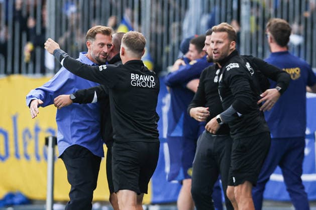 Torjubel Trainer Lars Kornetka (Eintracht Braunschweig) - Torschütze Max Marie (Eintracht Braunschweig,15) trifft zum 2-1 - 1. Hauptrunde DFB Pokal Saison 2026-2027 Eintracht Braunschweig vs. 1. FC Union Berlin im Eintracht Stadion in Braunschweig - Aktion,Fußball,Mann,Männer,Deutschland,23.08.2026 *** Goal celebration: Coach Lars Kornetka, Eintracht Braunschweig; Goal scorer: Max Marie, Eintracht Braunschweig,15 scores to make it 2–1 in the first round of the DFB Cup, 2026–2027 season: Eintracht Braunschweig vs. 1. FC Union Berlin at the Eintracht Stadium in Braunschweig; Action, Soccer, Man, Men, Germany, August 23, 2026