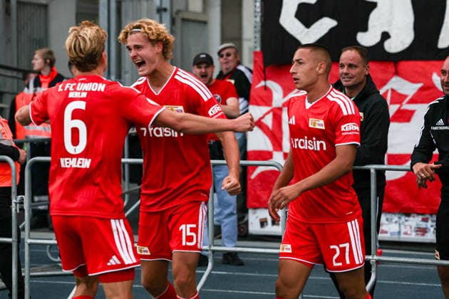 Torjubel -Torschütze Marin Ljubicic (1. FC Union Berlin,27) trifft zum 2-3 mit Tom Rothe (1. FC Union Berlin,15) und Aljoscha Kemlein (1. FC Union Berlin,6) - 1. Hauptrunde DFB Pokal Saison 2026-2027 Eintracht Braunschweig vs. 1. FC Union Berlin im Eintracht Stadion in Braunschweig - Aktion,Fußball,Mann,Männer,Deutschland,23.08.2026 *** Goal celebration: Goal scorer Marin Ljubicic (1 FC Union Berlin, 27) scores the 2-3 goal with Tom Rothe (1 FC Union Berlin, 15) and Aljoscha Kemlein (1 FC Union Berlin),6 1st round of the DFB Cup, 2026–2027 season: Eintracht Braunschweig vs. 1 FC Union Berlin at Eintracht Stadium in Braunschweig; action, soccer, man, men, Germany, August 23, 2026
