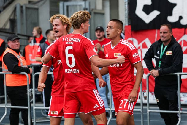 Torjubel -Torschütze Marin Ljubicic (1. FC Union Berlin,27) trifft zum 2-3 mit Tom Rothe (1. FC Union Berlin,15) und Aljoscha Kemlein (1. FC Union Berlin,6) - 1. Hauptrunde DFB Pokal Saison 2026-2027 Eintracht Braunschweig vs. 1. FC Union Berlin im Eintracht Stadion in Braunschweig - Aktion,Fußball,Mann,Männer,Deutschland,23.08.2026 *** Goal celebration: Goal scorer Marin Ljubicic (1 FC Union Berlin, 27) scores the 2-3 goal with Tom Rothe (1 FC Union Berlin, 15) and Aljoscha Kemlein (1 FC Union Berlin),6 1st round of the DFB Cup, 2026–2027 season: Eintracht Braunschweig vs. 1 FC Union Berlin at Eintracht Stadium in Braunschweig; action, soccer, man, men, Germany, August 23, 2026