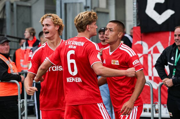 Torjubel -Torschütze Marin Ljubicic (1. FC Union Berlin,27) trifft zum 2-3 mit Tom Rothe (1. FC Union Berlin,15) und Aljoscha Kemlein (1. FC Union Berlin,6) - 1. Hauptrunde DFB Pokal Saison 2026-2027 Eintracht Braunschweig vs. 1. FC Union Berlin im Eintracht Stadion in Braunschweig - Aktion,Fußball,Mann,Männer,Deutschland,23.08.2026 *** Goal celebration: Goal scorer Marin Ljubicic (1 FC Union Berlin, 27) scores the 2-3 goal with Tom Rothe (1 FC Union Berlin, 15) and Aljoscha Kemlein (1 FC Union Berlin),6 1st round of the DFB Cup, 2026–2027 season: Eintracht Braunschweig vs. 1 FC Union Berlin at Eintracht Stadium in Braunschweig; action, soccer, man, men, Germany, August 23, 2026