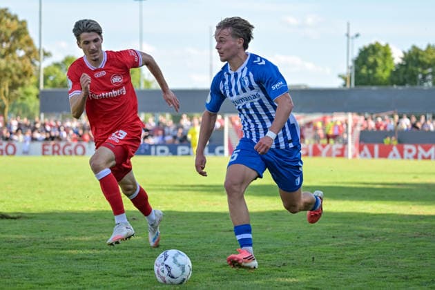 Magnus Baars (1. FC Magdeburg, 35) am Ball, Robert Geller (Bahlinger SC, 13) GER, Bahlinger SC vs 1. FC Magdeburg, Fussball, DFB-Pokal, 1. Hauptrunde, Saison 2026 2027, 23.08.2026 DFB REGULATIONS PROHIBIT ANY USE OF PHOTOGRAPHS AS IMAGE SEQUENCES AND OR QUASI-VIDEO GER, Bahlinger SC vs 1. FC Magdeburg, Fussball, DFB-Pokal, 1. Hauptrunde, Saison 2026 2027, 23.08.2026 Bahlingen *** Magnus Baars, 1 FC Magdeburg, No. 35 with the ball; Robert Geller, Bahlinger SC, No. 13 (GER); Bahlinger SC vs. 1 FC Magdeburg, Soccer, DFB Cup, 1st Round, 2026–2027 Season, August 23, 2026 DFB regulations prohibit any use of photographs as image sequences and or quasi-video GER, Bahlinger SC vs. 1 FC Magdeburg, soccer, DFB Cup, 1st Main Round, 2026–2027 Season, August 23, 2026, Bahlingen Copyright: xEibner-Pressefotox EP_THS