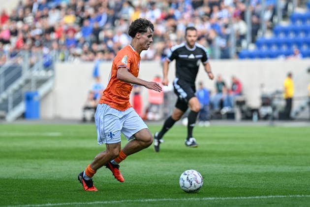 Fußball I Herren I Saison 2026-2027 I DFB-Pokal I FC Carl Zeiss Jena - SV Darmstadt 98 I 23.08.2026 Manolo Merx (48, SV Darmstadt 98) Freisteller, Nahaufnahme, Porträt, Portrait, Einzelfoto, Einzelbild, Körper Jena Ernst-Abbe-Sportfeld, ad hoc Arena Thüringen Deutschland *** Soccer I Men s I 2026–2027 Season I DFB Cup I FC Carl Zeiss Jena vs. SV Darmstadt 98 I August 23, 2026 Manolo Merx 48, SV Darmstadt 98, cutout, close-up, portrait, single photo, single image, body, Jena Ernst Abbe Sportfeld, ad hoc Arena, Thuringia, Germany Copyright: xLobeca InesxHähnelx