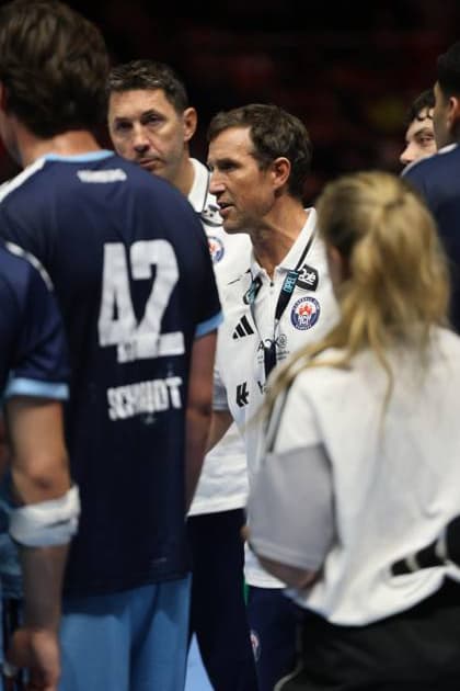 Torsten Jansen, Cheftrainer des HSV Hamburg, spricht während einer Auszeit mit seinen Spielern, darunter Jan Christian Schmidt ( 42; HSV Hamburg). Die Szene zeigt die intensive taktische Kommunikation in der Volkswagen Halle Braunschweig. Torsten Jansen (HSV Hamburg) in der Auszeit-Besprechung *** Torsten Jansen, head coach of HSV Hamburg, speaks with his players—including Jan Christian Schmidt, No. 42, HSV Hamburg—during a timeout. The scene shows the intense tactical discussion taking place at the Volkswagen Halle in Braunschweig. Torsten Jansen, HSV Hamburg, during the timeout discussion. Copyright: xspeedshotx