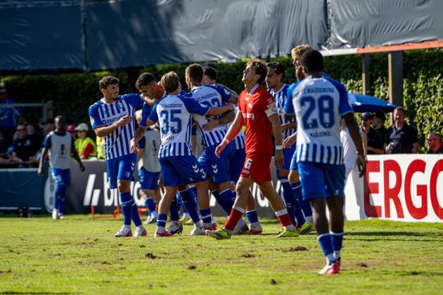 23.08.2026, xdaymx, Fussball DFB Pokal 1.Runde, Bahlinger SC - 1.FC Magdeburg. Michel, Falko (Magdeburg) wird von seiner Mannschaft nach seinem solo zum 0:4 bejubelt. Mittendrin ein niedergeschlagenern Bux, Holger (Bahlinger SC) (DFL DFB REGULATIONS PROHIBIT ANY USE OF PHOTOGRAPHS as IMAGE SEQUENCES and or QUASI-VIDEO) Bahlingen *** August 23, 2026, xdaymx, Soccer DFB Cup 1st Round, Bahlinger SC vs. 1. FC Magdeburg Michel, Falko Magdeburg is cheered by his team after his solo run that made it 0–4. In the middle of it all, a dejected Bux; Holger Bahlinger SC. DFL and DFB regulations prohibit any use of photographs as image sequences and or quasi-video. Bahlingen