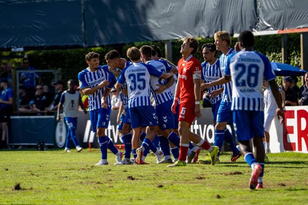 23.08.2026, xdaymx, Fussball DFB Pokal 1.Runde, Bahlinger SC - 1.FC Magdeburg. Michel, Falko (Magdeburg) wird von seiner Mannschaft nach seinem solo zum 0:4 bejubelt. Mittendrin ein niedergeschlagenern Bux, Holger (Bahlinger SC) (DFL DFB REGULATIONS PROHIBIT ANY USE OF PHOTOGRAPHS as IMAGE SEQUENCES and or QUASI-VIDEO) Bahlingen *** August 23, 2026, xdaymx, Soccer DFB Cup 1st Round, Bahlinger SC vs. 1. FC Magdeburg Michel, Falko Magdeburg is cheered by his team after his solo run that made it 0–4. In the middle of it all, a dejected Bux; Holger Bahlinger SC. DFL and DFB regulations prohibit any use of photographs as image sequences and or quasi-video. Bahlingen