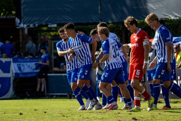 23.08.2026, xdaymx, Fussball DFB Pokal 1.Runde, Bahlinger SC - 1.FC Magdeburg. Michel, Falko (Magdeburg) wird von seiner Mannschaft nach seinem solo zum 0:4 bejubelt. Mittendrin ein niedergeschlagenern Bux, Holger (Bahlinger SC) (DFL DFB REGULATIONS PROHIBIT ANY USE OF PHOTOGRAPHS as IMAGE SEQUENCES and or QUASI-VIDEO) Bahlingen *** August 23, 2026, xdaymx, Soccer DFB Cup 1st Round, Bahlinger SC vs. 1. FC Magdeburg Michel, Falko Magdeburg is cheered by his team after his solo run that made it 0–4. In the middle of it all, a dejected Bux; Holger Bahlinger SC. DFL and DFB regulations prohibit any use of photographs as image sequences and or quasi-video. Bahlingen