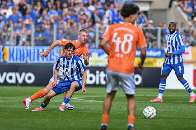 Fußball I Herren I Saison 2026-2027 I DFB-Pokal I FC Carl Zeiss Jena - SV Darmstadt 98 I 23.08.2026 Kai Klefisch (17, SV Darmstadt 98), Emilio Munser (16, FC Carl Zeiss Jena) mit dem Blick zum Ball Jena Ernst-Abbe-Sportfeld, ad hoc Arena Thüringen Deutschland *** Soccer I Men s Team I 2026–2027 Season I DFB Cup I FC Carl Zeiss Jena vs. SV Darmstadt 98 I August 23, 2026 Kai Klefisch 17, SV Darmstadt 98, Emilio Munser 16, FC Carl Zeiss Jena with their eyes on the ball at Jena’s Ernst Abbe Sportfeld, Ad Hoc Arena, Thuringia, Germany Copyright: xLobeca InesxHähnelx
