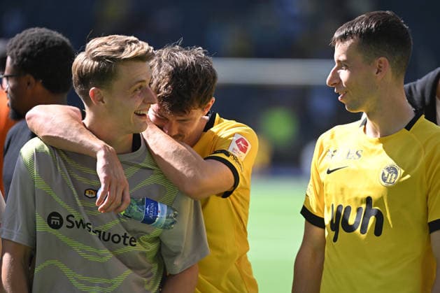 BERN, SWITZERLAND - AUGUST 23: Lewin Blum of Young Boys l), celebrating the victory with Christian Fassnacht of Young Boys c) and Sandro Lauper of Young Boys r) during the Swiss Super League match between BSC Young Boys and FC Vaduz at Stadion Wankdorf on August 23, 2026 in Bern, Switzerland. Bern Stadion Wankdorf Bern Switzerland *** BERN, SWITZERLAND, AUGUST 23: Lewin Blum of Young Boys (left), celebrating the victory with Christian Fassnacht of Young Boys (center) and Sandro Lauper of Young Boys (right) during the Swiss Super League match between BSC Young Boys and FC Vaduz at Wankdorf Stadium on August 23, 2026 in Bern, Switzerland; Bern; Wankdorf Stadium; Bern; Switzerland Copyright: xJustPictures.ch ManuelxWinterbergerx jp-en-EuSpIm-MWI_2480