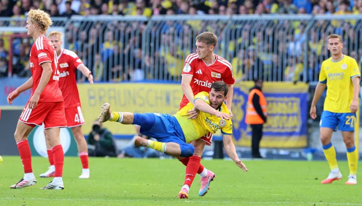 Michel Aebischer im Zweikampf mit Mehmet Aydin Aktion Spielszene Fußball Fussball DFB Pokal 1. Runde Saison 2026 2027 23.08.2026 Eintracht Braunschweig BTSV vs. 1.FC Union Berlin FCU DFL regulations prohibit any use of photographs as image sequences and or quasi-video *** Michel Aebischer in a one-on-one with Mehmet Aydin Action Game Scene Sports Soccer DFB Cup First Round 2026–2027 Season August 23, 2026 Eintracht Braunschweig BTSV vs. 1. FC Union Berlin FCU DFL regulations prohibit any use of photographs as image sequences and or quasi-video