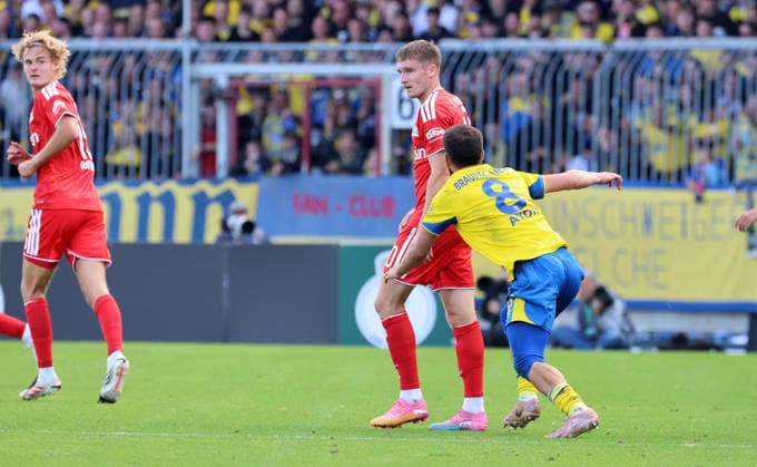Michel Aebischer im Zweikampf mit Mehmet Aydin Aktion Spielszene Fußball Fussball DFB Pokal 1. Runde Saison 2026 2027 23.08.2026 Eintracht Braunschweig BTSV vs. 1.FC Union Berlin FCU DFL regulations prohibit any use of photographs as image sequences and or quasi-video *** Michel Aebischer in a one-on-one with Mehmet Aydin Action Game Scene Sports Soccer DFB Cup First Round 2026–2027 Season August 23, 2026 Eintracht Braunschweig BTSV vs. 1. FC Union Berlin FCU DFL regulations prohibit any use of photographs as image sequences and or quasi-video
