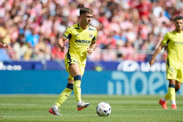 Alberto Moleiro (Villarreal CF) controls the ball during the LaLiga EA Sports match between Club AtlÃ tico de Madrid and Villarreal CF at Riyadh Air Metropolitano on August 23, 2026 in Madrid, Spain. (Photo by Manu Reino DeFodi Images) - *** Alberto Moleiro of Villarreal CF controls the ball during the LaLiga EA Sports match between Club Atlético de Madrid and Villarreal CF at Riyadh Air Metropolitano on August 23, 2026, in Madrid, Spain. Photo by Manu Reino, DeFodi Images