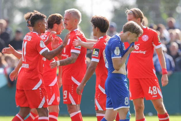 23.08.2026, xtgx, Fussball DFB-Pokal 1. Runde, VfB Krieschow - 1. FSV Mainz 05, v.l. Mainz Jubel, Torjubel, jubelt ueber das Tor, celebrate the goal, celebration, Colin Raak (Krieschow) enttaeuscht, enttäuscht, schaut enttaeuscht, niedergeschlagen, disappointed (DFL DFB REGULATIONS PROHIBIT ANY USE OF PHOTOGRAPHS as IMAGE SEQUENCES and or QUASI-VIDEO) Krieschow *** August 23, 2026, xtgx, Soccer DFB Cup First Round, VfB Krieschow 1 FSV Mainz 05, from left: Mainz celebrating, goal celebration, celebrating the goal, celebration, Colin Raak Krieschow disappointed, looks disappointed, dejected, disappointed DFL DFB REGULATIONS PROHIBIT ANY USE OF PHOTOGRAPHS as IMAGE SEQUENCES and or QUASI-VIDEO Krieschow