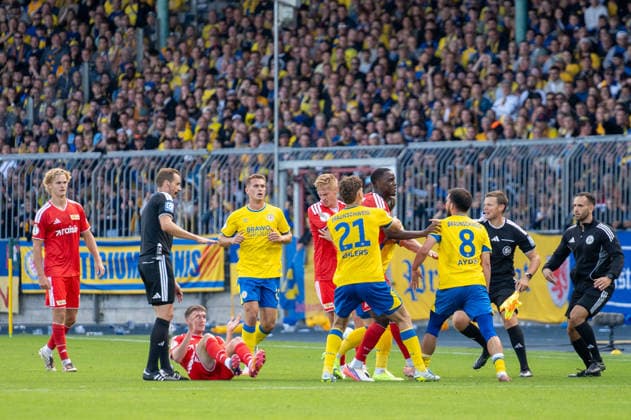 Deutschland: Fussball DFB-Pokal, 1. Runde 2026 2027, Eintracht Braunschweig - 1. FC Union Berlin am 23.08.2026 in Braunschweig (Eintracht-Stadion): Rudelbildung nach Zweikampf Mehmet Aydin (Eintracht Braunschweig, 8) und Michel Aebischer (1. FC Union Berlin, 20) *** German Soccer DFB Cup, First Round 2026–2027, Eintracht Braunschweig vs. 1. FC Union Berlin on August 23, 2026, at Eintracht Stadium in Braunschweig; a scuffle breaks out after a tackle involving Mehmet Aydin of Eintracht Braunschweig (No. 8) and Michel Aebischer of 1. FC Union Berlin (No. 20) Copyright: xSvenxHeidmannx