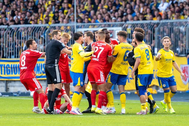Deutschland: Fussball DFB-Pokal, 1. Runde 2026 2027, Eintracht Braunschweig - 1. FC Union Berlin am 23.08.2026 in Braunschweig (Eintracht-Stadion): Rudelbildung nach Zweikampf Mehmet Aydin (Eintracht Braunschweig, 8) und Michel Aebischer (1. FC Union Berlin, 20) *** German Soccer DFB Cup, First Round 2026–2027, Eintracht Braunschweig vs. 1. FC Union Berlin on August 23, 2026, at Eintracht Stadium in Braunschweig; a scuffle breaks out after a tackle involving Mehmet Aydin of Eintracht Braunschweig (No. 8) and Michel Aebischer of 1. FC Union Berlin (No. 20) Copyright: xSvenxHeidmannx
