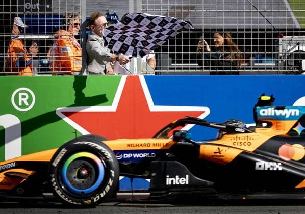 ZANDVOORT - Prince Bernhard flags Lando Norris (McLaren) as the winner of the F1 Dutch Grand Prix at the Zandvoort Circuit. REMKO DE WAAL ANP xVIxANPxSportx xxANPxIVx 566110956 originalFilename: 566110956.jpg