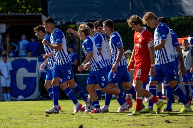 23.08.2026, xdaymx, Fussball DFB Pokal 1.Runde, Bahlinger SC - 1.FC Magdeburg. Michel, Falko (Magdeburg) wird von seiner Mannschaft nach seinem solo zum 0:4 bejubelt. Mittendrin ein niedergeschlagenern Bux, Holger (Bahlinger SC) (DFL DFB REGULATIONS PROHIBIT ANY USE OF PHOTOGRAPHS as IMAGE SEQUENCES and or QUASI-VIDEO) Bahlingen *** August 23, 2026, xdaymx, Soccer DFB Cup First Round, Bahlinger SC vs. 1. FC Magdeburg Michel, Falko Magdeburg is cheered by his teammates after his solo goal to make it 0–4. In the middle of it all stands a dejected Bux, Holger Bahlinger SC. DFL and DFB regulations prohibit any use of photographs as image sequences and or quasi-video. Bahlingen