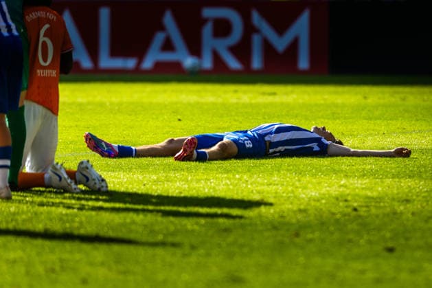 Jena , 230826, DFB Pokal FC Carl-Zeiss Jena gegen SV Darmstadt 98 im Bild: Elias Löder enttäuscht nach dem Spiel (Jena) *** Jena, August 26, 2023, DFB Cup: FC Carl Zeiss Jena vs. SV Darmstadt 98. Pictured: Elias Löder, disappointed after the game in Jena