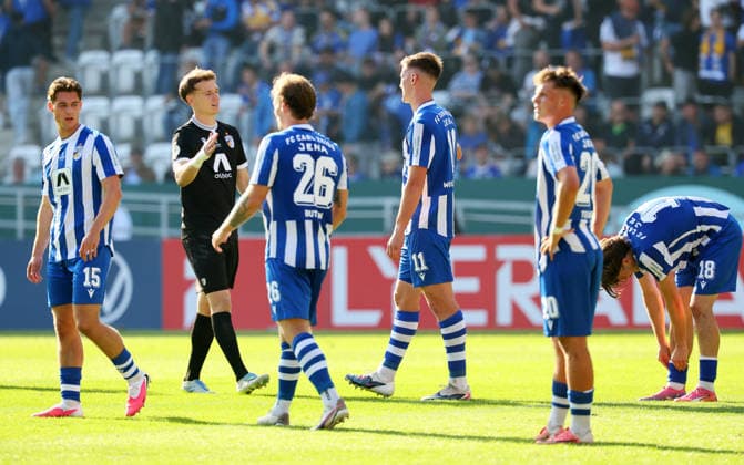 Jena - Darmstadt DFB Pokal Jena, 23.08.2026, Ernst-Abbe-Sportfeld, Fussball, DFB-Pokal, 1.Hauptrunde , FC Carl Zeiss Jena vs. SC Darmstadt 98 1:2 (1:2) , Im Bild: Enttäuschung bei Jena nach dem Spiel. , Nur zur redaktionellen Nutzung. Only editorial use. , DFB regulations prohibit any use of photographs as image sequences and or quasi-video. , *** Jena vs. Darmstadt, DFB Cup, Jena, August 23, 2026, Ernst Abbe Sportfeld, Soccer, DFB Cup, 1st Round, FC Carl Zeiss Jena vs. SC Darmstadt 98 1-2 1-2, Pictured: Disappointment among Jena players after the game, For editorial use only, DFB regulations prohibit any use of photographs as image sequences and or quasi-video, Picture Point