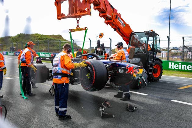 F1 - DUTCH GRAND PRIX 2026 03 VERSTAPPEN Max (nld), Red Bull Racing Ford RB22, action crash, accident, marshall, commissaire de piste, marshal, marshalls, marshals during the Formula 1 Dutch Grand Prix 2026, 12th round of the 2026 Formula One World Championship, WM, Weltmeisterschaft from August 21 to 23, 2026 on the Circuit Zandvoort, in Zandvoort, Netherlands - ZandvoortNetherlands  Copyright: xFLORENTxGOODENx