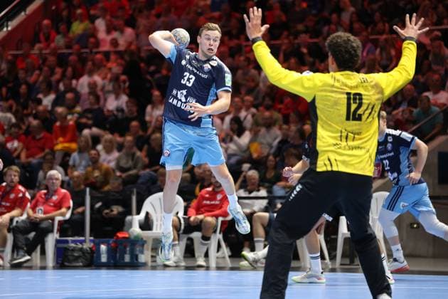 Moritz Sauter ( 33; HSV Hamburg) springt ab und zieht zum Wurf hoch, während Torwart Timon Serbest ( 12; MTV Braunschweig) die Arme ausbreitet. Im Hintergrund ist ein weiterer HSV-Spieler zu sehen. Moritz Sauter ( 33; HSV Hamburg) beim Sprungwurf gegen MTV Braunschweig *** Moritz Sauter, No. 33 of HSV Hamburg, jumps and goes up for a shot, while goalkeeper Timon Serbest, No. 12 of MTV Braunschweig, spreads his arms. Another HSV player can be seen in the background. Moritz Sauter, No. 33 of HSV Hamburg, takes a jump shot against MTV Braunschweig. Copyright: xspeedshotx