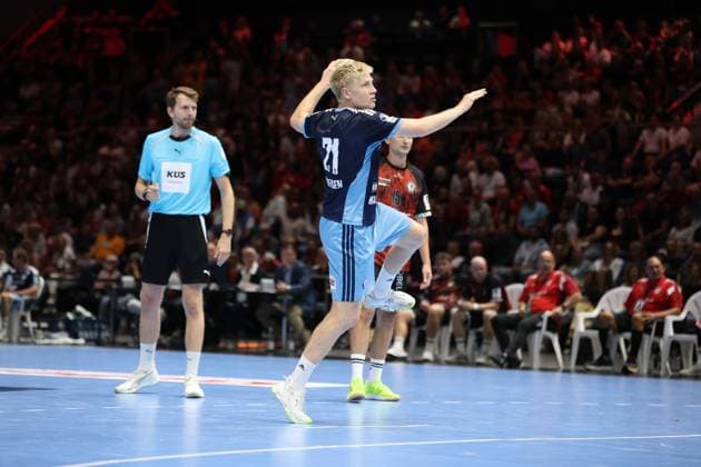 Frederik Bo Andersen ( 21; HSV Hamburg) zieht zum Wurf ab, während ein Schiedsrichter und ein Spieler von MTV Braunschweig im Hintergrund zu sehen sind. Die Volkswagen Halle in Braunschweig ist gut gefüllt mit Zuschauern. Frederik Bo Andersen ( 21; HSV Hamburg) beim Wurf in der Volkswagen Halle *** Frederik Bo Andersen, 21, of HSV Hamburg takes a shot, while a referee and a player from MTV Braunschweig can be seen in the background. The Volkswagen Halle in Braunschweig is packed with spectators. Frederik Bo Andersen, 21, of HSV Hamburg takes a shot at the Volkswagen Halle. Copyright: xspeedshotx