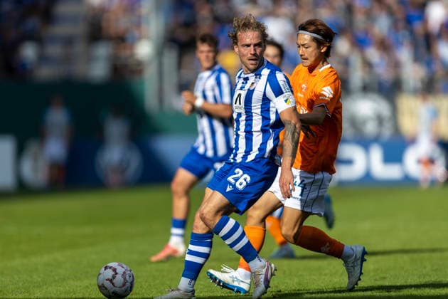 GER, Jena, Fussball, DFB-Pokal, 1. Hauptrunde, FC Carl-Zeiss Jena vs. SV Darmstadt 98 im Bild v.l.: Nils Butzen (FC Carl-Zeiss Jena 26), Yosuke Furukawa (SV Darmstadt 98 44),Zweikampf 23.08.2026, Ernst Abbe Sportfeld Jena DFB REGULATIONS PROHIBIT ANY USE OF PHOTOGRAPHS AS IMAGE SEQUENCES AND OR QUASI-VIDEO, *** GER, Jena, Soccer, DFB Cup, 1st Round, FC Carl Zeiss Jena vs. SV Darmstadt 98 (pictured, from left): Nils Butzen (FC Carl Zeiss Jena, 26), Yosuke Furukawa (SV Darmstadt 98, 44),Tackle, August 23, 2026, Ernst Abbe Sportfeld, Jena. DFB regulations prohibit any use of photographs as image sequences and or quasi-video, Copyright: HMBxMedia PaulxFritz