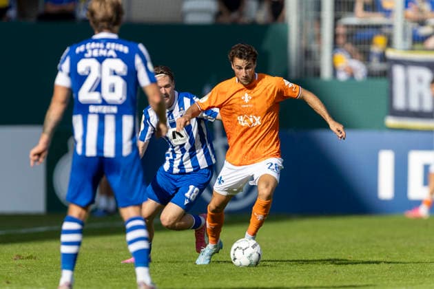 GER, Jena, Fussball, DFB-Pokal, 1. Hauptrunde, FC Carl-Zeiss Jena vs. SV Darmstadt 98 im Bild v.l.: Christopher Lannert (SV Darmstadt 98 28), Zweikampf 23.08.2026, Ernst Abbe Sportfeld Jena DFB REGULATIONS PROHIBIT ANY USE OF PHOTOGRAPHS AS IMAGE SEQUENCES AND OR QUASI-VIDEO, *** GER, Jena, Soccer, DFB Cup, 1st Round, FC Carl Zeiss Jena vs. SV Darmstadt 98; pictured from left: Christopher Lannert (SV Darmstadt 98) 28, tackle, August 23, 2026, Ernst Abbe Sportfeld, Jena. DFB regulations prohibit any use of photographs as image sequences and or quasi-video, Copyright: HMBxMedia PaulxFritz