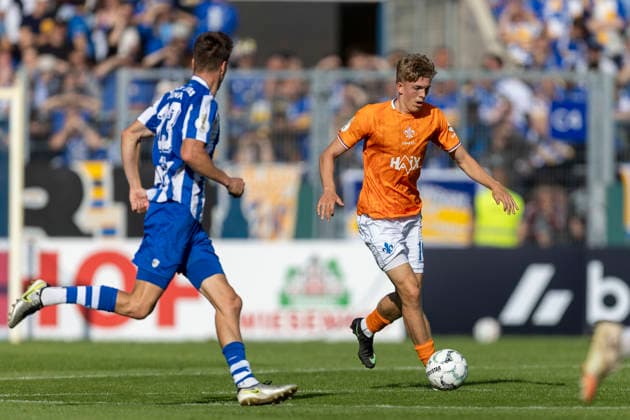 GER, Jena, Fussball, DFB-Pokal, 1. Hauptrunde, FC Carl-Zeiss Jena vs. SV Darmstadt 98 im Bild v.l.: Nicolas Verkooijen (SV Darmstadt 98 10), Aktion mit Ball 23.08.2026, Ernst Abbe Sportfeld Jena DFB REGULATIONS PROHIBIT ANY USE OF PHOTOGRAPHS AS IMAGE SEQUENCES AND OR QUASI-VIDEO, *** GER, Jena, Soccer, DFB Cup, 1st Round, FC Carl Zeiss Jena vs. SV Darmstadt 98; pictured from left: Nicolas Verkooijen (SV Darmstadt 98), No. 10, in action with the ball on August 23, 2026, Ernst Abbe Sportfeld, Jena. DFB regulations prohibit any use of photographs as image sequences and or quasi-video, Copyright: HMBxMedia PaulxFritz