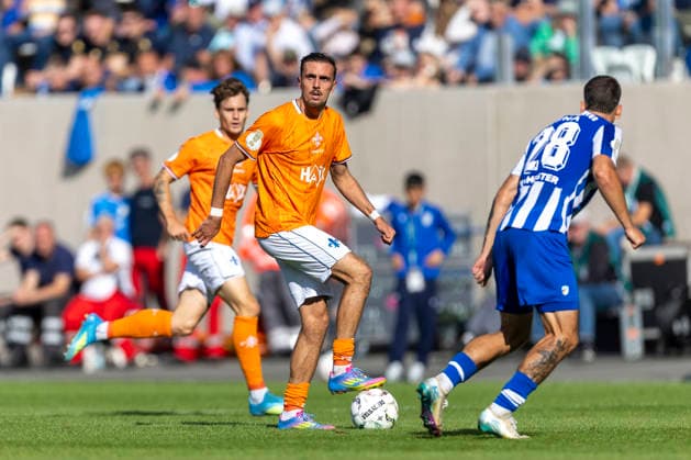 GER, Jena, Fussball, DFB-Pokal, 1. Hauptrunde, FC Carl-Zeiss Jena vs. SV Darmstadt 98 im Bild v.l.: Lance Duijvestijn (SV Darmstadt 98 41), Aktion mit Ball 23.08.2026, Ernst Abbe Sportfeld Jena DFB REGULATIONS PROHIBIT ANY USE OF PHOTOGRAPHS AS IMAGE SEQUENCES AND OR QUASI-VIDEO, *** GER, Jena, Soccer, DFB Cup, 1st Round, FC Carl Zeiss Jena vs. SV Darmstadt 98; pictured from left: Lance Duijvestijn (SV Darmstadt 98, No. 41), in action with the ball, August 23, 2026, Ernst Abbe Sportfeld, Jena. DFB regulations prohibit any use of photographs as image sequences and or quasi-video, Copyright: HMBxMedia PaulxFritz