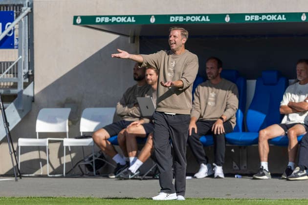GER, Jena, Fussball, DFB-Pokal, 1. Hauptrunde, FC Carl-Zeiss Jena vs. SV Darmstadt 98 im Bild v.l.: Florian Kohfeldt (Cheftrainer SV Darmstadt 98), gibt Anweisungen, coacht 23.08.2026, Ernst Abbe Sportfeld Jena DFB REGULATIONS PROHIBIT ANY USE OF PHOTOGRAPHS AS IMAGE SEQUENCES AND OR QUASI-VIDEO, *** GER, Jena, Soccer, DFB Cup, First Round, FC Carl Zeiss Jena vs. SV Darmstadt 98; pictured from left: Florian Kohfeldt, head coach of SV Darmstadt 98, giving instructions and coaching, August 23, 2026, Ernst Abbe Sportfeld, Jena. DFB regulations prohibit any use of photographs as image sequences and or quasi-video, Copyright: HMBxMedia PaulxFritz