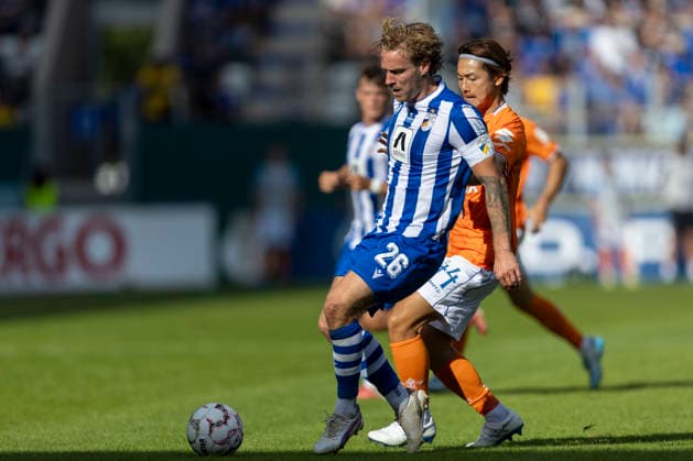 GER, Jena, Fussball, DFB-Pokal, 1. Hauptrunde, FC Carl-Zeiss Jena vs. SV Darmstadt 98 im Bild v.l.: Nils Butzen (FC Carl-Zeiss Jena 26), Yosuke Furukawa (SV Darmstadt 98 44), Zweikampf 23.08.2026, Ernst Abbe Sportfeld Jena DFB REGULATIONS PROHIBIT ANY USE OF PHOTOGRAPHS AS IMAGE SEQUENCES AND OR QUASI-VIDEO, *** GER, Jena, Soccer, DFB Cup, 1st Round, FC Carl Zeiss Jena vs. SV Darmstadt 98 (pictured, from left): Nils Butzen (FC Carl Zeiss Jena, 26), Yosuke Furukawa (SV Darmstadt 98, 44), Tackle, August 23, 2026, Ernst Abbe Sportfeld, Jena. DFB regulations prohibit any use of photographs as image sequences and or quasi-video, Copyright: HMBxMedia PaulxFritz