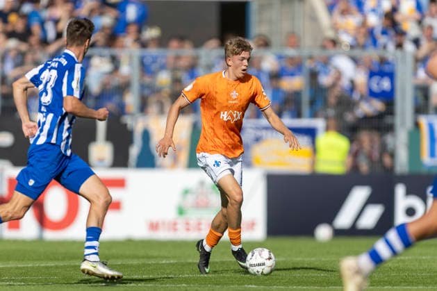 GER, Jena, Fussball, DFB-Pokal, 1. Hauptrunde, FC Carl-Zeiss Jena vs. SV Darmstadt 98 im Bild v.l.: Nicolas Verkooijen (SV Darmstadt 98 10), Aktion mit Ball 23.08.2026, Ernst Abbe Sportfeld Jena DFB REGULATIONS PROHIBIT ANY USE OF PHOTOGRAPHS AS IMAGE SEQUENCES AND OR QUASI-VIDEO, *** GER, Jena, Soccer, DFB Cup, 1st Round, FC Carl Zeiss Jena vs. SV Darmstadt 98; pictured from left: Nicolas Verkooijen (SV Darmstadt 98), No. 10, in action with the ball, August 23, 2026, Ernst Abbe Sportfeld, Jena. DFB regulations prohibit any use of photographs as image sequences and or quasi-video, Copyright: HMBxMedia PaulxFritz
