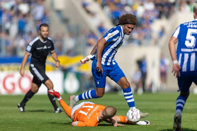 GER, Jena, Fussball, DFB-Pokal, 1. Hauptrunde, FC Carl-Zeiss Jena vs. SV Darmstadt 98 im Bild v.l.: Kai Klefisch (SV Darmstadt 98 17), Kevin Lankford (FC Carl-Zeiss Jena 07), Zweikampf 23.08.2026, Ernst Abbe Sportfeld Jena DFB REGULATIONS PROHIBIT ANY USE OF PHOTOGRAPHS AS IMAGE SEQUENCES AND OR QUASI-VIDEO, *** GER, Jena, Soccer, DFB Cup, 1st Round, FC Carl Zeiss Jena vs. SV Darmstadt 98; pictured from left: Kai Klefisch (SV Darmstadt 98 17), Kevin Lankford (FC Carl Zeiss Jena 07), tackle on August 23, 2026, Ernst Abbe Sportfeld, Jena. DFB regulations prohibit any use of photographs as image sequences and or quasi-video, Copyright: HMBxMedia PaulxFritz