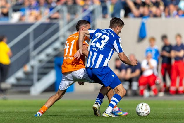 GER, Jena, Fussball, DFB-Pokal, 1. Hauptrunde, FC Carl-Zeiss Jena vs. SV Darmstadt 98 im Bild v.l.: Lance Duijvestijn (SV Darmstadt 98 41), Moritz Fritz (FC Carl-Zeiss Jena 23), Zweikampf 23.08.2026, Ernst Abbe Sportfeld Jena DFB REGULATIONS PROHIBIT ANY USE OF PHOTOGRAPHS AS IMAGE SEQUENCES AND OR QUASI-VIDEO, *** GER, Jena, Soccer, DFB Cup, 1st Round, FC Carl Zeiss Jena vs. SV Darmstadt 98 (pictured, from left): Lance Duijvestijn (SV Darmstadt 98, 41), Moritz Fritz (FC Carl Zeiss Jena, 23), tackle, August 23, 2026, Ernst Abbe Sportfeld, Jena. DFB regulations prohibit any use of photographs as image sequences and or quasi-video, Copyright: HMBxMedia PaulxFritz
