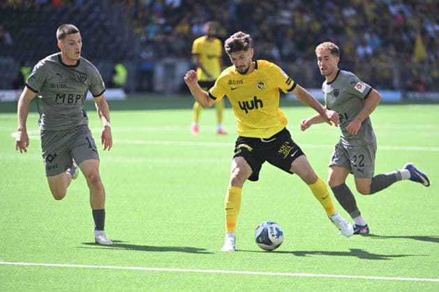 BERN, SWITZERLAND - AUGUST 23: Armin Gigovic of Young Boys c) against Daniel Kasper of Vaduz l) and Mischa Eberhard of Vaduz r) during the Swiss Super League match between BSC Young Boys and FC Vaduz at Stadion Wankdorf on August 23, 2026 in Bern, Switzerland. Bern Stadion Wankdorf Bern Switzerland *** BERN, SWITZERLAND, AUGUST 23: Armin Gigovic of Young Boys (center) faces off against Daniel Kasper of Vaduz (left) and Mischa Eberhard of Vaduz (right) during the Swiss Super League match between BSC Young Boys and FC Vaduz at Wankdorf Stadium on August 23, 2026 in Bern, Switzerland; Wankdorf Stadium, Bern, Switzerland Copyright: xJustPictures.ch ManuelxWinterbergerx jp-en-EuSpIm-MWI_2413