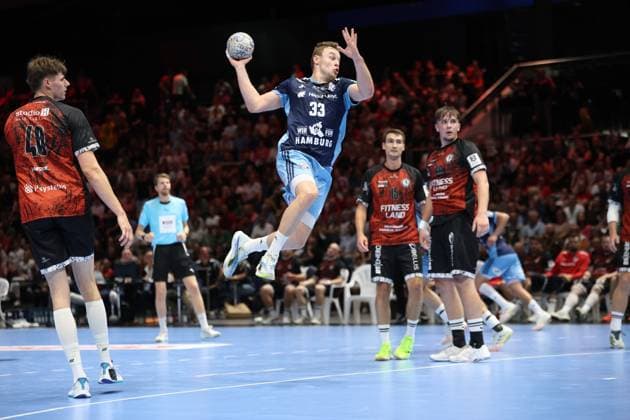 Moritz Sauter ( 33; HSV Hamburg) zieht in der Volkswagen Halle Braunschweig zum Sprungwurf hoch, der Ball liegt in seiner erhobenen Wurfhand. Mehrere Spieler von MTV Braunschweig beobachten die Aktion aus dem Hintergrund, darunter Tim Lietz. Moritz Sauter ( 33; HSV Hamburg) beim Sprungwurf gegen MTV Braunschweig *** Moritz Sauter, 33, of HSV Hamburg, jumps for a shot at the Volkswagen Halle in Braunschweig; the ball is in his raised shooting hand. Several MTV Braunschweig players watch the play from the background, including Tim Lietz. Moritz Sauter, 33, of HSV Hamburg, takes a jump shot against MTV Braunschweig. Copyright: xspeedshotx