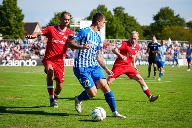 Deutschland, Fußball, DFB-Pokal, Saison 2026 2027, 1. Hauptrunde, Bahlinger SC vs. 1. FC Magdeburg, Kaiserstuhlstadion (Bahlingen am Kaiserstuhl): Mateusz Zukowski (1. FC Magdeburg, 22) Bahlingen Kaiserstuhlstadion Baden-Württemberg Deutschland *** Germany, Soccer, DFB Cup, 2026–2027 Season, 1st Round, Bahlinger SC vs. 1. FC Magdeburg, Kaiserstuhlstadion, Bahlingen am Kaiserstuhl, Mateusz Zukowski (1. FC Magdeburg), 22, Bahlingen, Kaiserstuhlstadion, Baden-Württemberg, Germany Copyright: xFINLEYxMÖRCHx