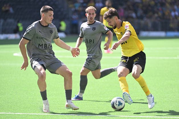 BERN, SWITZERLAND - AUGUST 23: Armin Gigovic of Young Boys r) against Daniel Kasper of Vaduz l) and Mischa Eberhard of Vaduz c) during the Swiss Super League match between BSC Young Boys and FC Vaduz at Stadion Wankdorf on August 23, 2026 in Bern, Switzerland. Bern Stadion Wankdorf Bern Switzerland *** BERN, SWITZERLAND, AUGUST 23: Armin Gigovic of Young Boys (r) faces off against Daniel Kasper of Vaduz (l) and Mischa Eberhard of Vaduz (c) during the Swiss Super League match between BSC Young Boys and FC Vaduz at Wankdorf Stadium on August 23, 2026 in Bern, Switzerland; Bern; Wankdorf Stadium; Bern; Switzerland Copyright: xJustPictures.ch ManuelxWinterbergerx jp-en-EuSpIm-MWI_2419