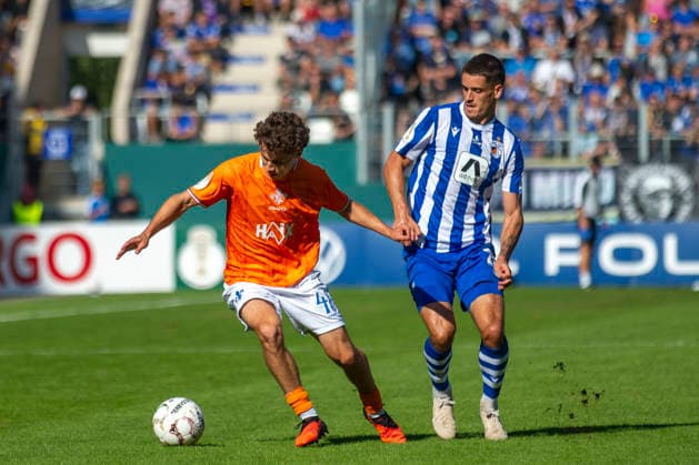 GER, Jena, Fussball, DFB-Pokal, 1. Hauptrunde, FC Carl-Zeiss Jena vs. SV Darmstadt 98 im Bild v.l.: Manolo Merx (SV Darmstadt 98 48), Zweikampf 23.08.2026, Ernst Abbe Sportfeld Jena DFB REGULATIONS PROHIBIT ANY USE OF PHOTOGRAPHS AS IMAGE SEQUENCES AND OR QUASI-VIDEO, *** GER, Jena, Soccer, DFB Cup, 1st Round, FC Carl Zeiss Jena vs. SV Darmstadt 98 (pictured, from left: Manolo Merx, SV Darmstadt 98 48), tackle, August 23, 2026, Ernst Abbe Sportfeld, Jena. DFB regulations prohibit any use of photographs as image sequences and or quasi-video, Copyright: HMBxMedia PaulxFritz