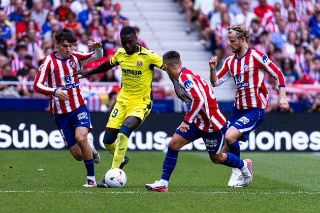 ESP: Atletico de Madrid v Villarreal CF La Liga EA Sports Nicolas Pepe of Villarreal is defended by Alejandro Grimaldo, Rodrigo Mendoza and Morten Hjulmand of Atletico de Madrid during La Liga EA Sports match between Atletico de Madrid and Villarreal CF at Estadio Riyadh Air Metropolitano on August 23, 2026 in Madrid, Spain. Madrid Madrid Spain Football *** ESP Atlético de Madrid vs. Villarreal CF, La Liga EA Sports: Nicolas Pepe of Villarreal is marked by Alejandro Grimaldo, Rodrigo Mendoza, and Morten Hjulmand of Atlético Madrid during the La Liga EA Sports match between Atlético Madrid and Villarreal CF at Estadio Riyadh Air Metropolitano on August 23, 2026, in Madrid, Spain Madrid Madrid Spain Soccer Copyright: xAlejandroxMatiasx