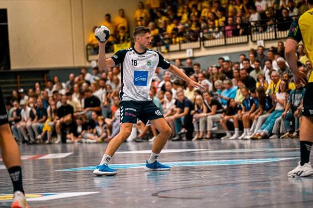 Felix Kazmeier ( 18; SV Salamander Kornwestheim) holt mit dem Ball in der erhobenen Hand zum Wurf aus. Im Hintergrund verfolgen zahlreiche Zuschauer in der Sporthalle Ost Kornwestheim das Spiel. Felix Kazmeier ( 18; SV Salamander Kornwestheim) beim Wurfansatz *** Felix Kazmeier, No. 18 of SV Salamander Kornwestheim, winds up to shoot with the ball held aloft. In the background, numerous spectators in the Sporthalle Ost Kornwestheim watch the game as Felix Kazmeier, No. 18 of SV Salamander Kornwestheim, prepares to shoot. Copyright: xspeedshotx xDorianfrickx
