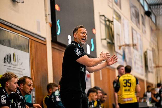 Ein Trainer der Rhein Neckar Löwen gestikuliert mit beiden Händen und ruft Anweisungen von der Seitenlinie in der Sporthalle Ost Kornwestheim. Im Hintergrund sind weitere Offizielle und Spieler beider Teams auf der Bank zu sehen, darunter Kentin Mahé ( 35; Rhein Neckar Löwen). Trainer der Rhein Neckar Löwen coacht leidenschaftlich von der Seitenlinie *** A coach for the Rhein Neckar Löwen gestures with both hands and shouts instructions from the sideline at the Sporthalle Ost in Kornwestheim. In the background, other officials and players from both teams can be seen on the bench, including Kentin Mahé, 35, coach of the Rhein-Neckar Löwen, who coaches passionately from the sidelines. Copyright: xspeedshotx xDorianfrickx