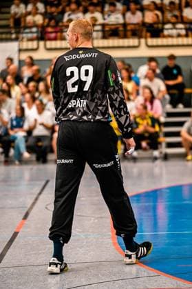 Torwart David Spath ( 29; Rhein Neckar Löwen) steht mit dem Rücken zur Kamera auf dem Spielfeld der Sporthalle Ost Kornwestheim. Im Hintergrund sind die gefüllten Zuschauerränge zu sehen. David Spath ( 29; Rhein Neckar Löwen) im Tor der Sporthalle Kornwestheim *** Goalkeeper David Spath, 29, of the Rhein-Neckar Löwen, stands with his back to the camera on the court at Sporthalle Ost in Kornwestheim. In the background, the packed stands can be seen. David Spath, 29, of the Rhein-Neckar Löwen, is in goal at Sporthalle Kornwestheim. Copyright: xspeedshotx xDorianfrickx