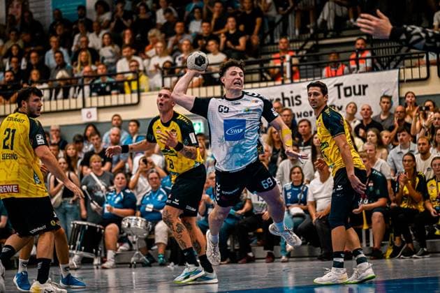 Finn Joneleit ( 69; SV Salamander Kornwestheim) springt zum Wurf und hält den Ball über dem Kopf, während Marius Steinhauser ( 19; Rhein Neckar Löwen) und Aron Seesing ( 21; Rhein Neckar Löwen) als Abwehrspieler danebenstehen. Die Sporthalle Ost Kornwestheim ist mit zahlreichen Zuschauern gefüllt. Finn Joneleit ( 69; SV Salamander Kornwestheim) beim Sprungwurf gegen Rhein Neckar Löwen *** Finn Joneleit, No. 69 of SV Salamander Kornwestheim, leaps to shoot and holds the ball above his head, while Marius Steinhauser (No. 19) of the Rhein Neckar Löwen and Aron Seesing (No. 21) of the Rhein Neckar Löwen stand nearby as defenders. The Sporthalle Ost Kornwestheim is packed with spectators. Finn Joneleit (No. 69) of SV Salamander Kornwestheim takes a jump shot against the Rhein Neckar Löwen. Copyright: xspeedshotx xDorianfrickx