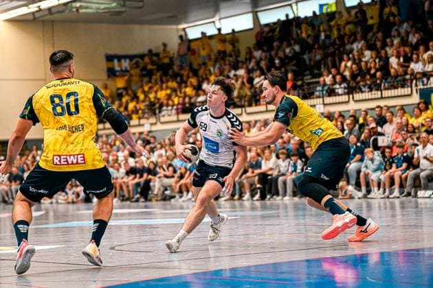 Finn Joneleit ( 69; SV Salamander Kornwestheim) treibt den Ball durch die Abwehr der Rhein Neckar Löwen, während Robert Timmermeister ( 7; Rhein Neckar Löwen) und Jannik Kohlbacher ( 80; Rhein Neckar Löwen) den Angriff zu stoppen versuchen. Die Sporthalle Ost Kornwestheim ist mit zahlreichen Zuschauern gefüllt. Finn Joneleit ( 69; SV Salamander Kornwestheim) im Zweikampf gegen Robert Timmermeister *** Finn Joneleit (69, SV Salamander Kornwestheim) drives the ball through the Rhein Neckar Löwen defense, while Robert Timmermeister (7) of the Rhein Neckar Löwen and Jannik Kohlbacher (80) of the Rhein Neckar Löwen try to stop the attack. The Sporthalle Ost Kornwestheim is packed with spectators. Finn Joneleit (69) of SV Salamander Kornwestheim battles for the ball against Robert Timmermeister Copyright: xspeedshotx xDorianfrickx
